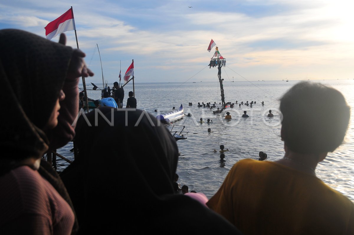PANJAT PINANG DI LAUT
