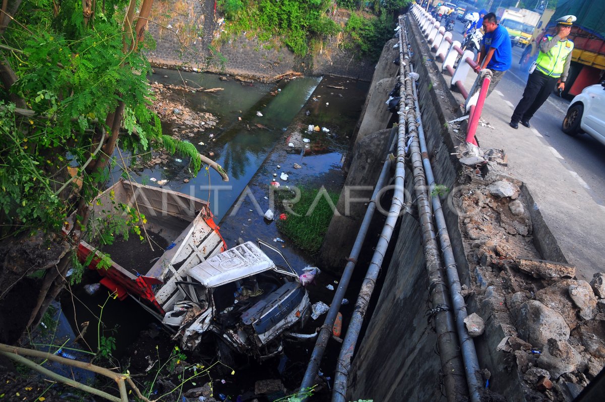 Kecelakaan Truk Jatuh Ke Sungai Di Kudus | ANTARA Foto