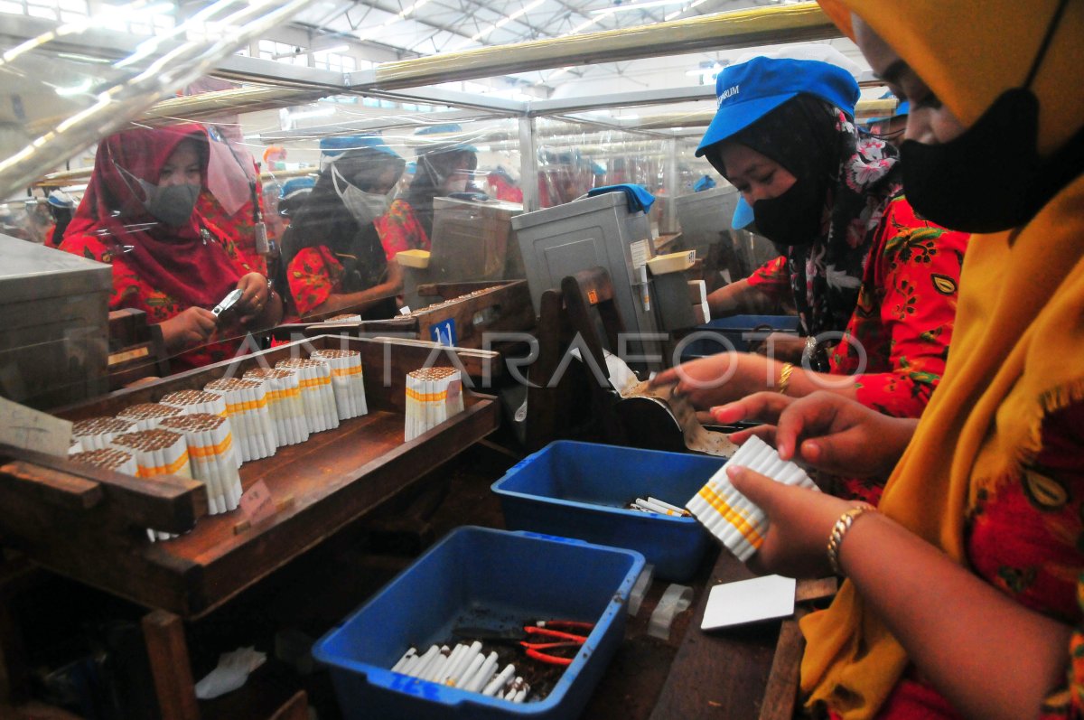 Buruh Rokok Tolak Ruu Kesehatan Antara Foto