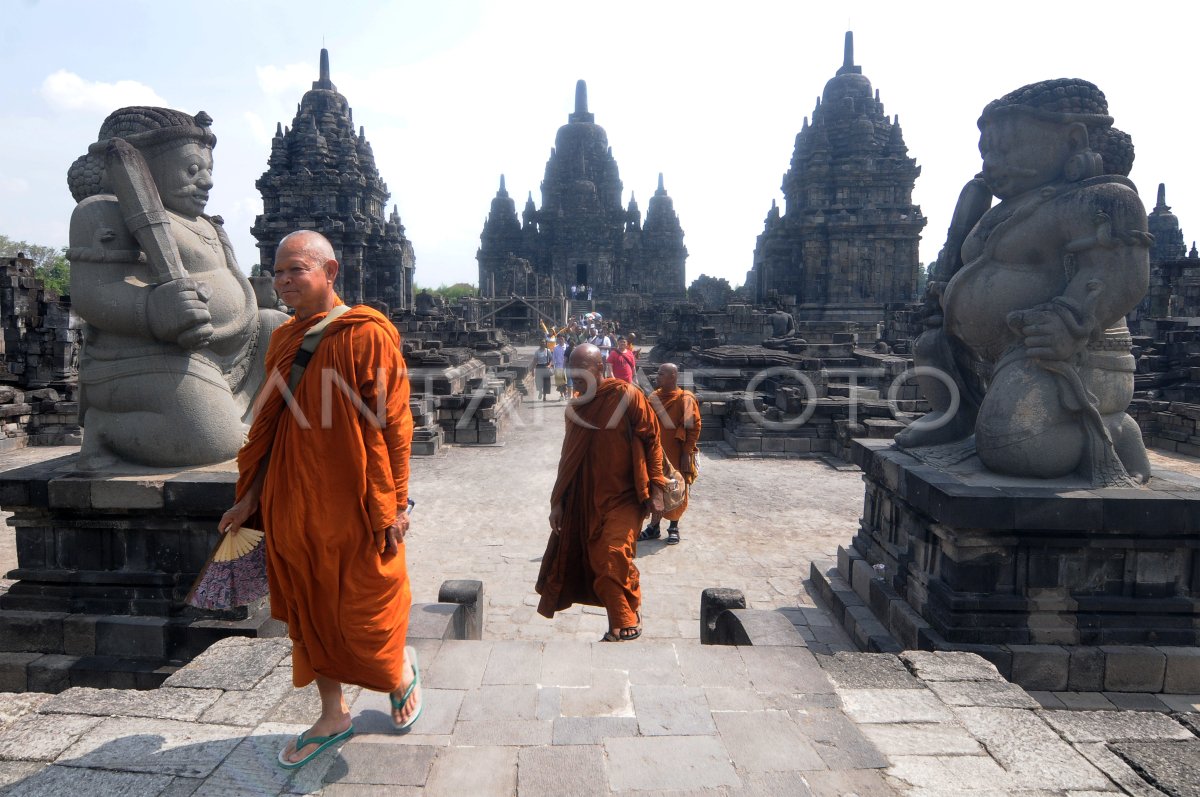 Biksu Thudong mengunjungi Candi Prambanan dan Candi Sewu