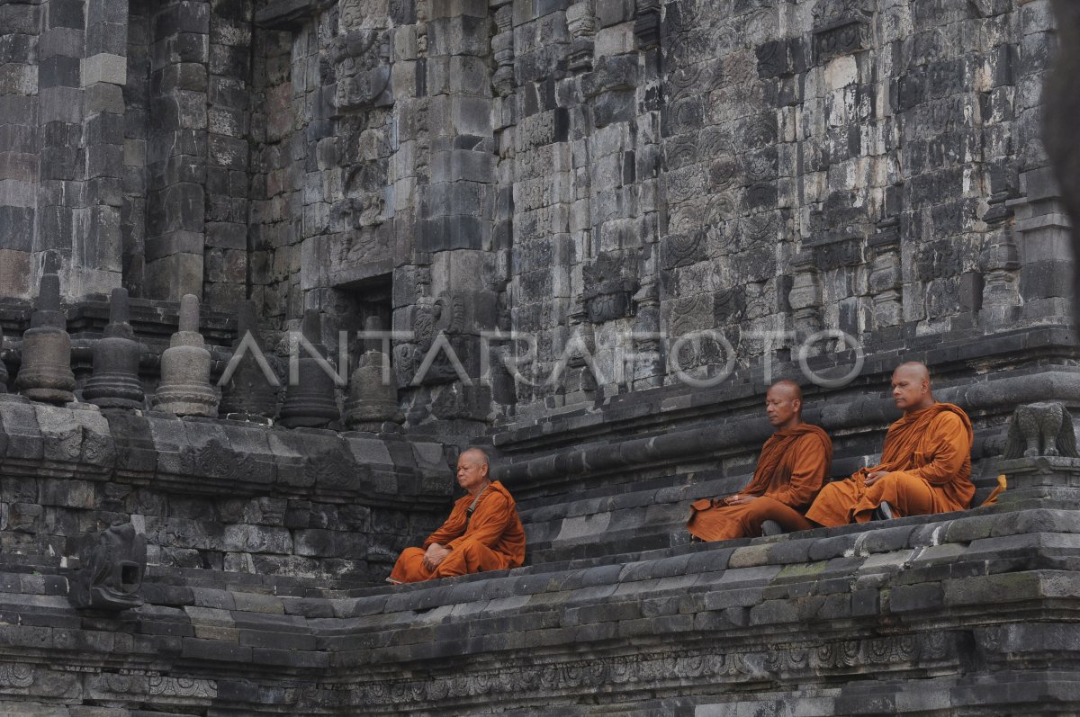 Biksu Thudong mengunjungi Candi Prambanan dan Candi Sewu