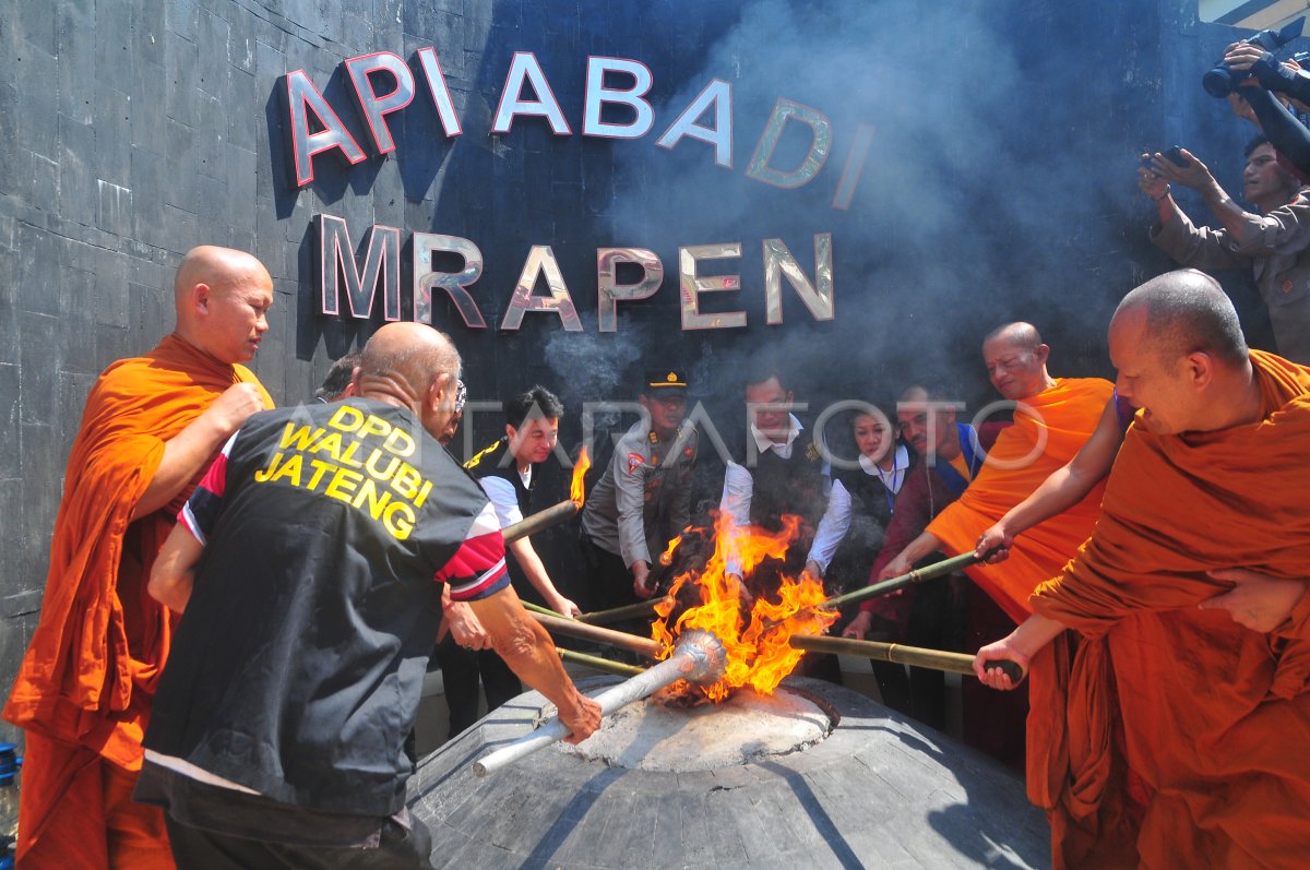 Prosesi pengambilan Api Dharma Waisak