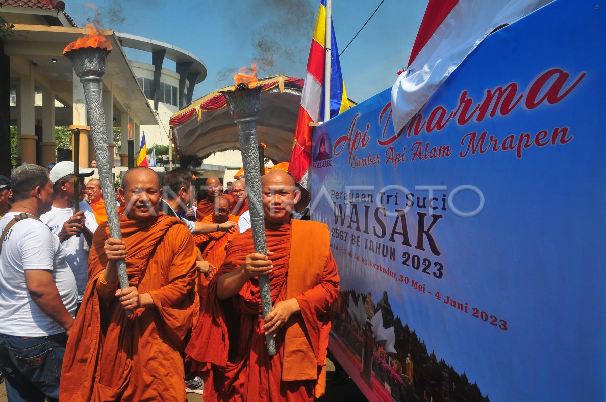 Prosesi pengambilan Api Dharma Waisak
