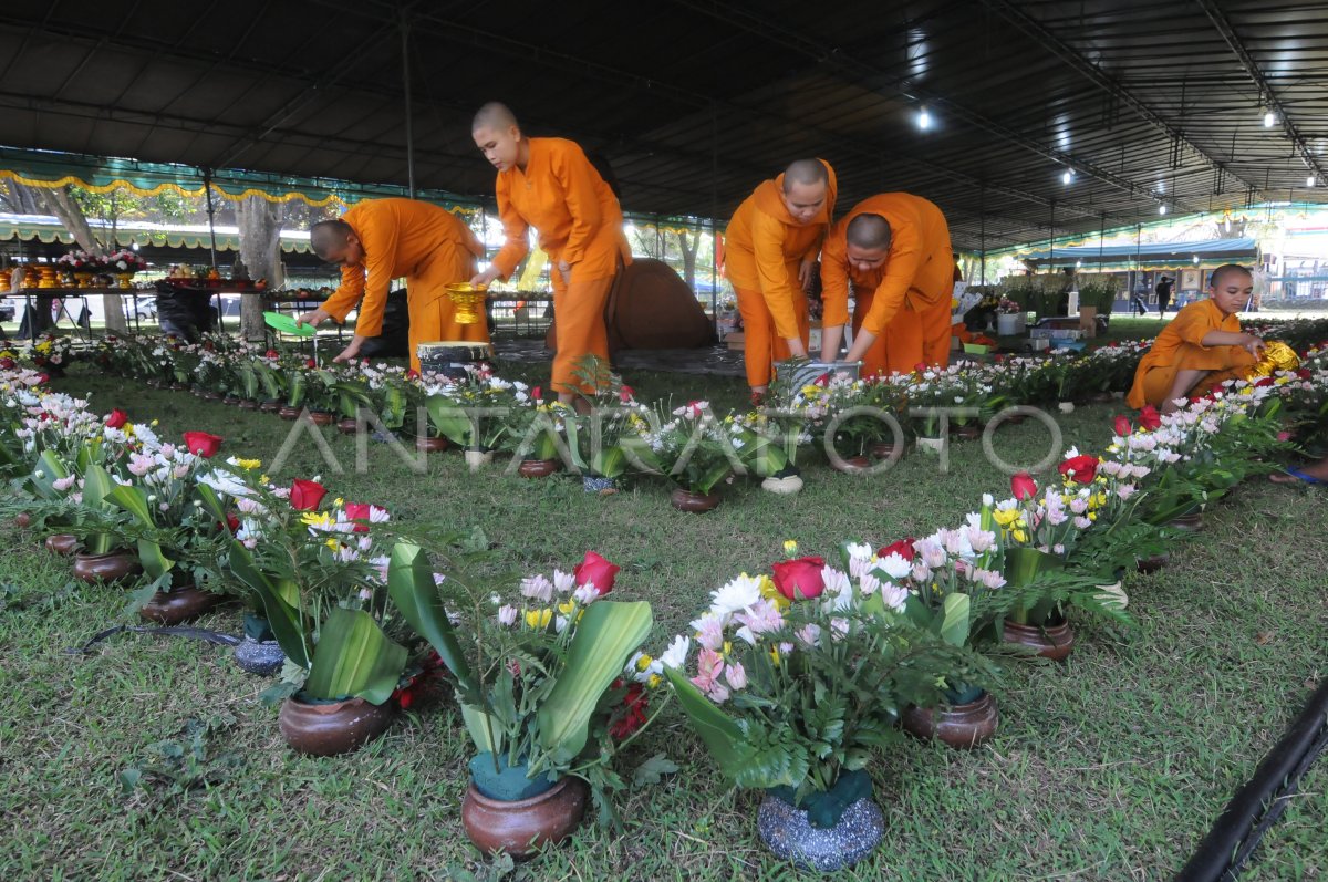 Persiapan Waisak di Candi Sewu