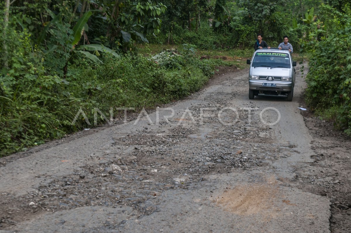 Akses jalan rusak di kawasan Badui