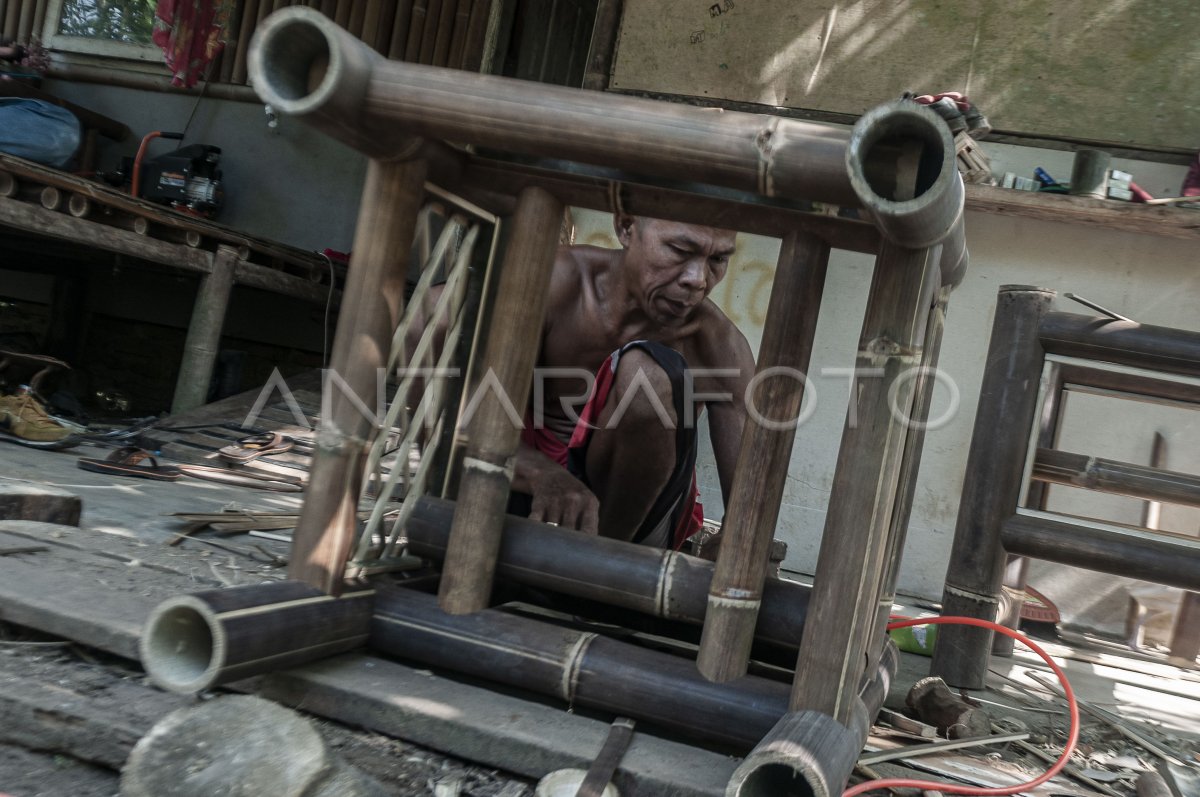 Produksi kerajinan kursi bambu