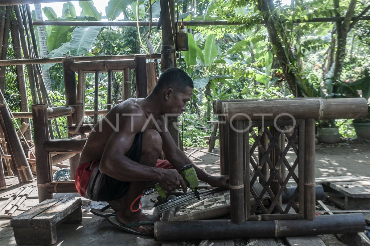 Produksi kerajinan kursi bambu