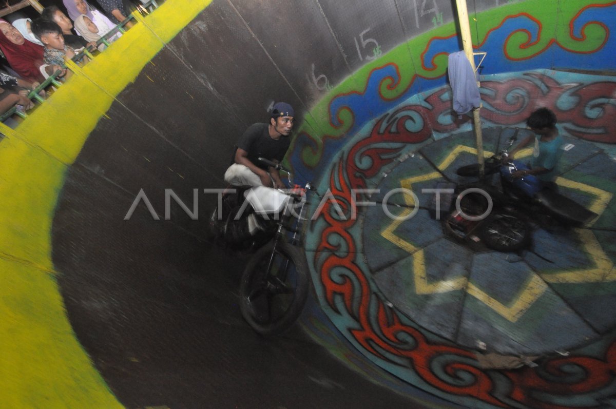 Atraksi tong setan ANTARA Foto