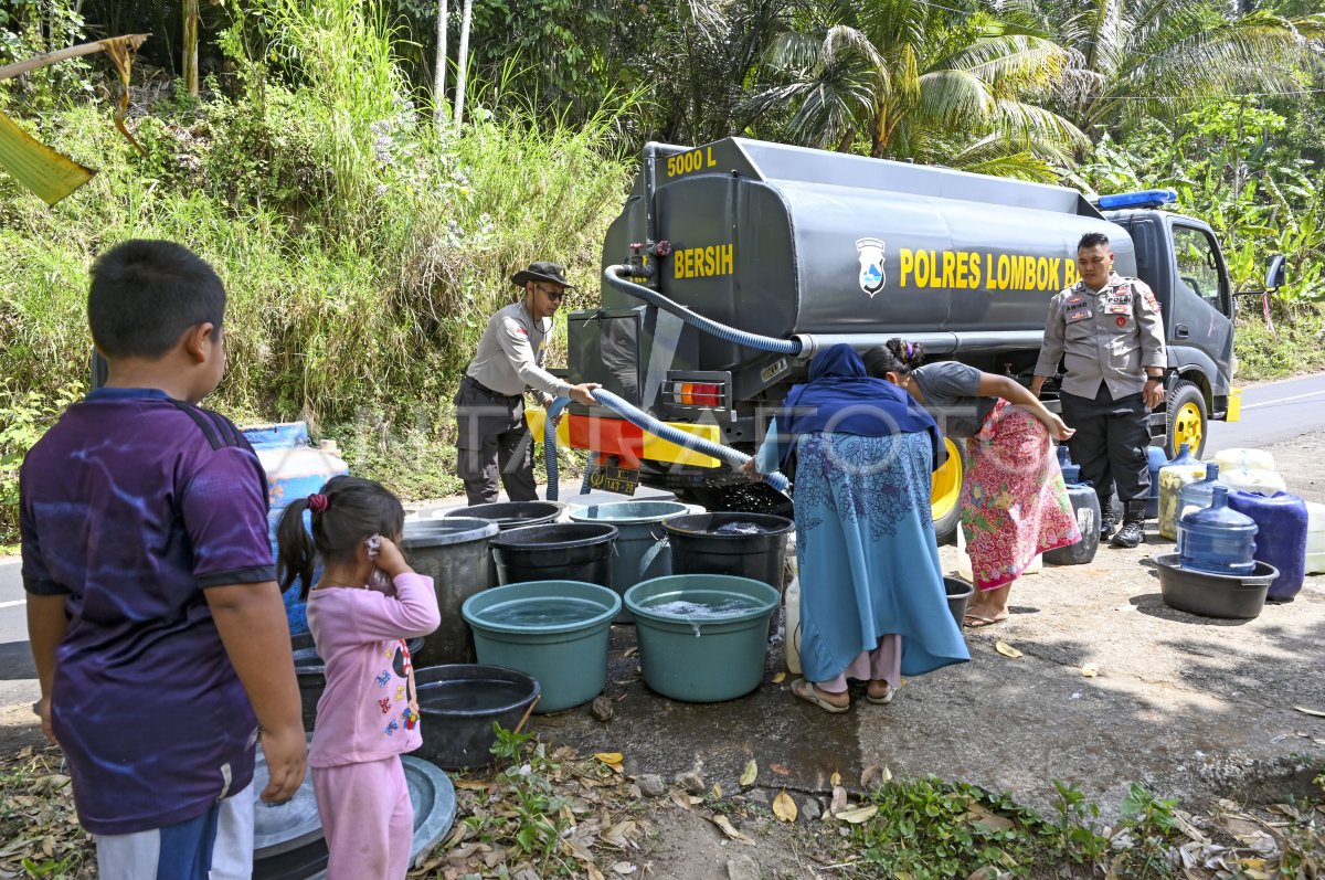 Penyaluran Air Bersih Di Daerah Terdampak Kekeringan | ANTARA Foto