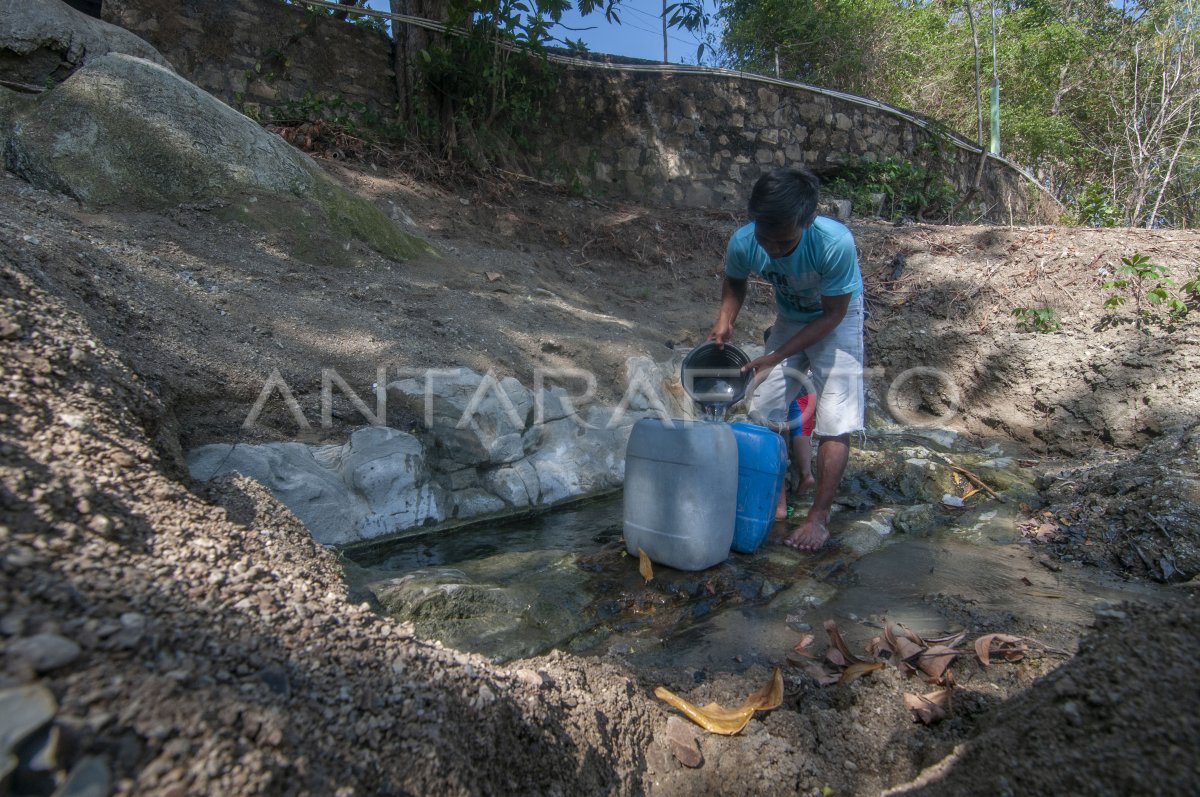 Warga memanfaatkan air Sendang Jambe