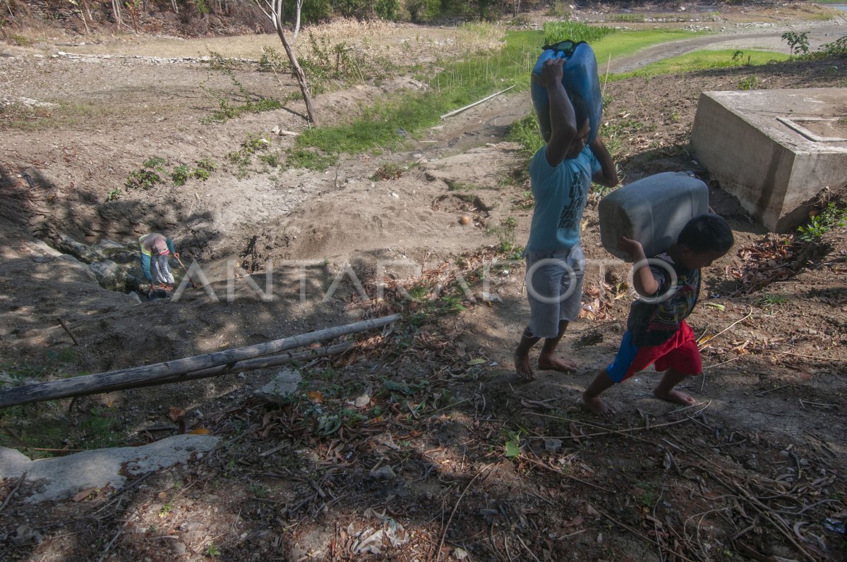 Warga memanfaatkan air Sendang Jambe