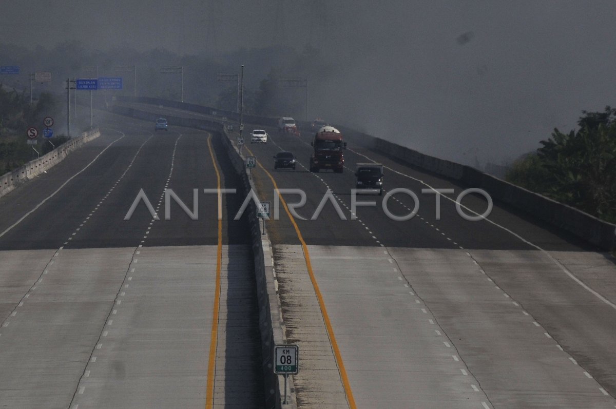 Asap sisa kebakaran TPS ilegal di Tambun Utara