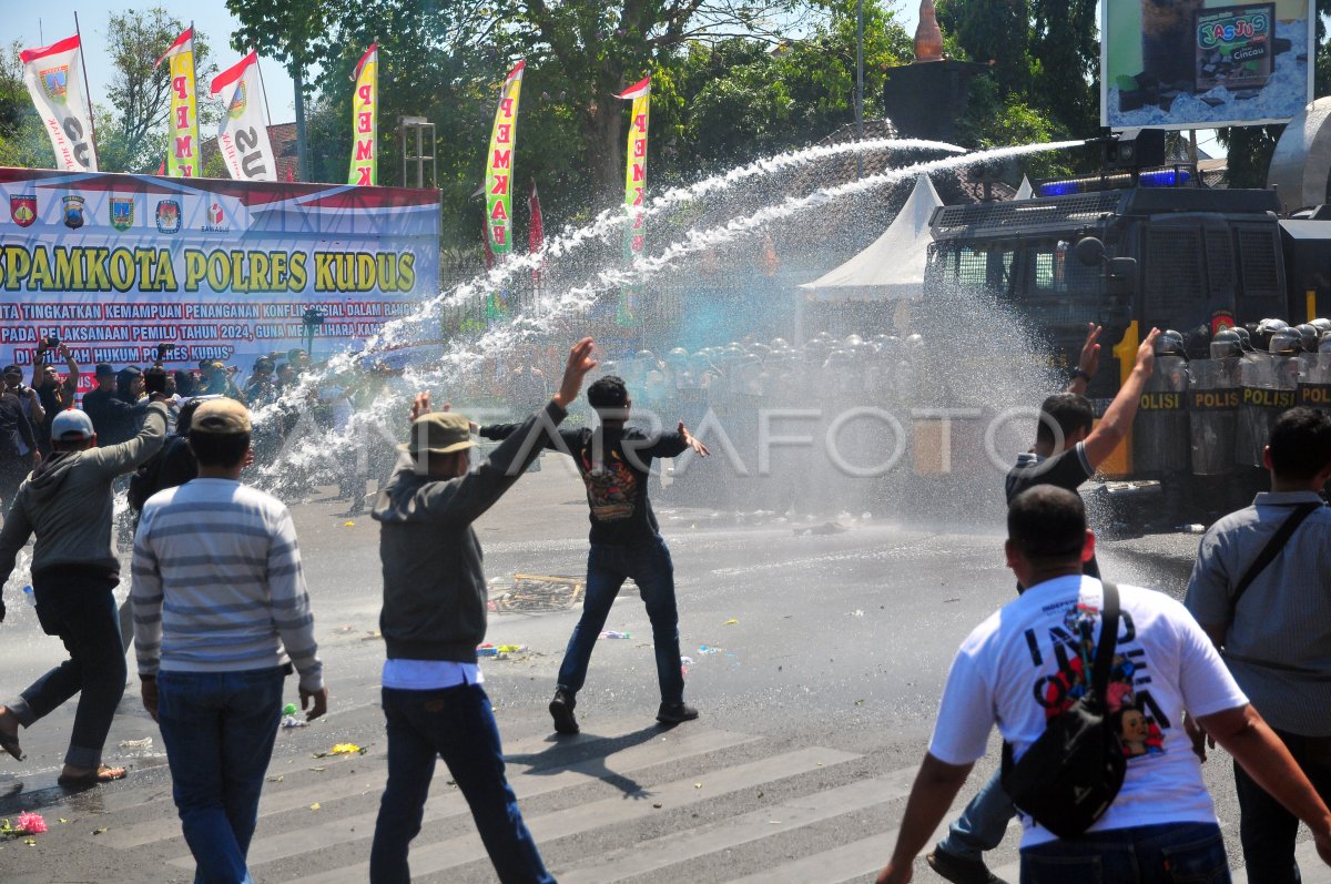 Latihan pengamanan pemilu di Kudus
