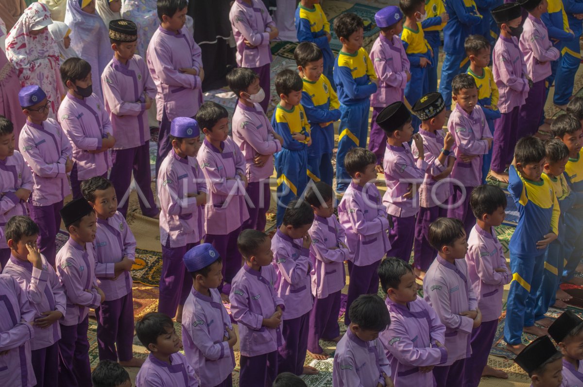 Siswa Shalat Istisqa Dan Menggalang Dana Antara Foto