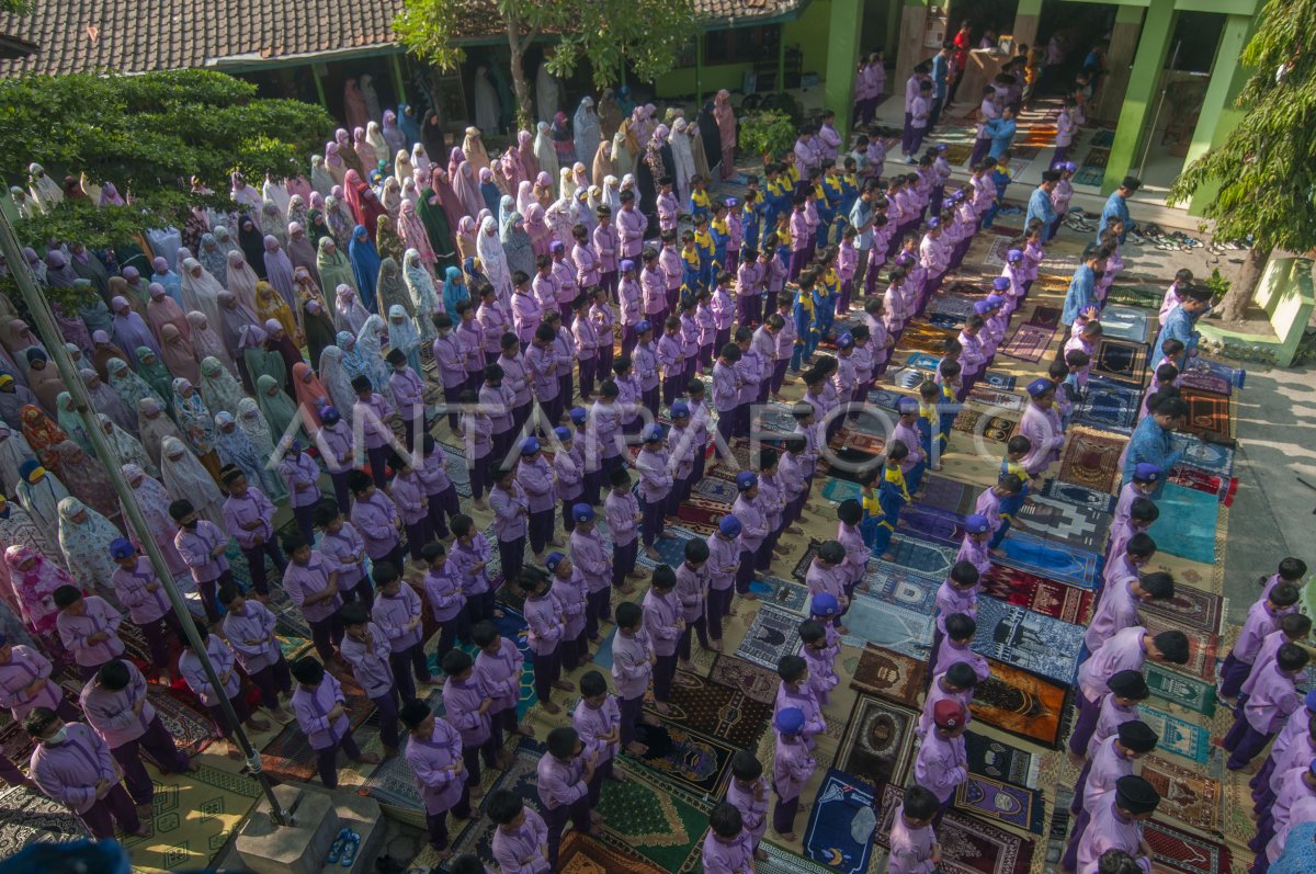 Siswa Shalat Istisqa Dan Menggalang Dana Antara Foto