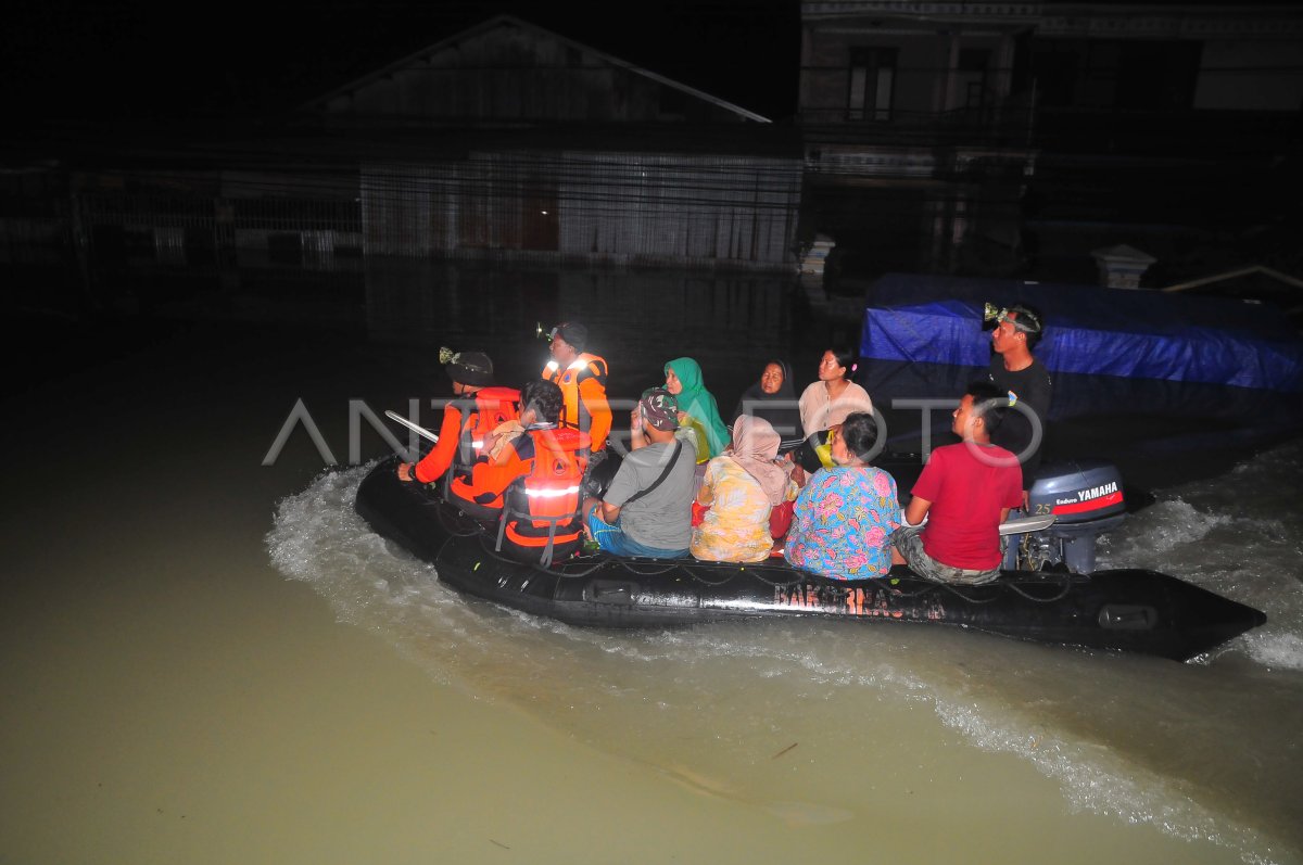 Evakusi Korban Banjir Di Demak Antara Foto