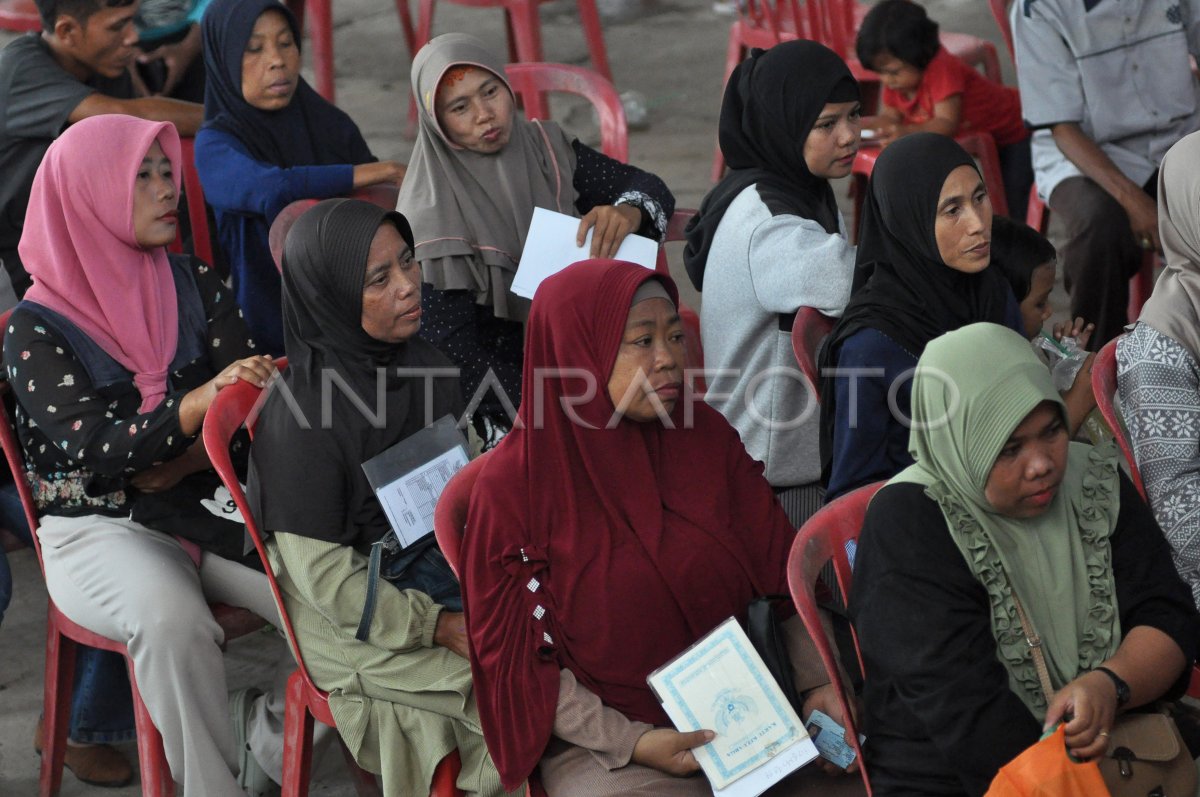 Distribusi Bansos Tahap Pertama Dimulai | ANTARA Foto