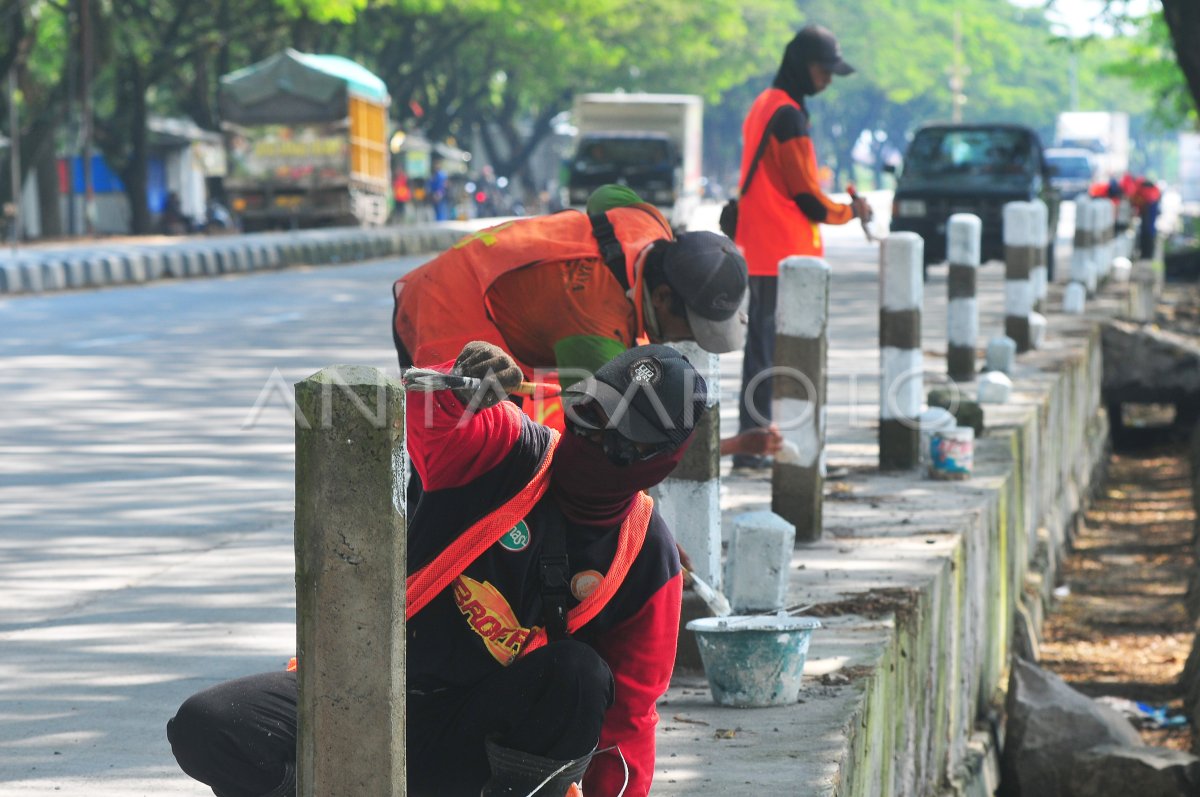 Pengecatan pembatas jalan jalur Pantura | ANTARA Foto