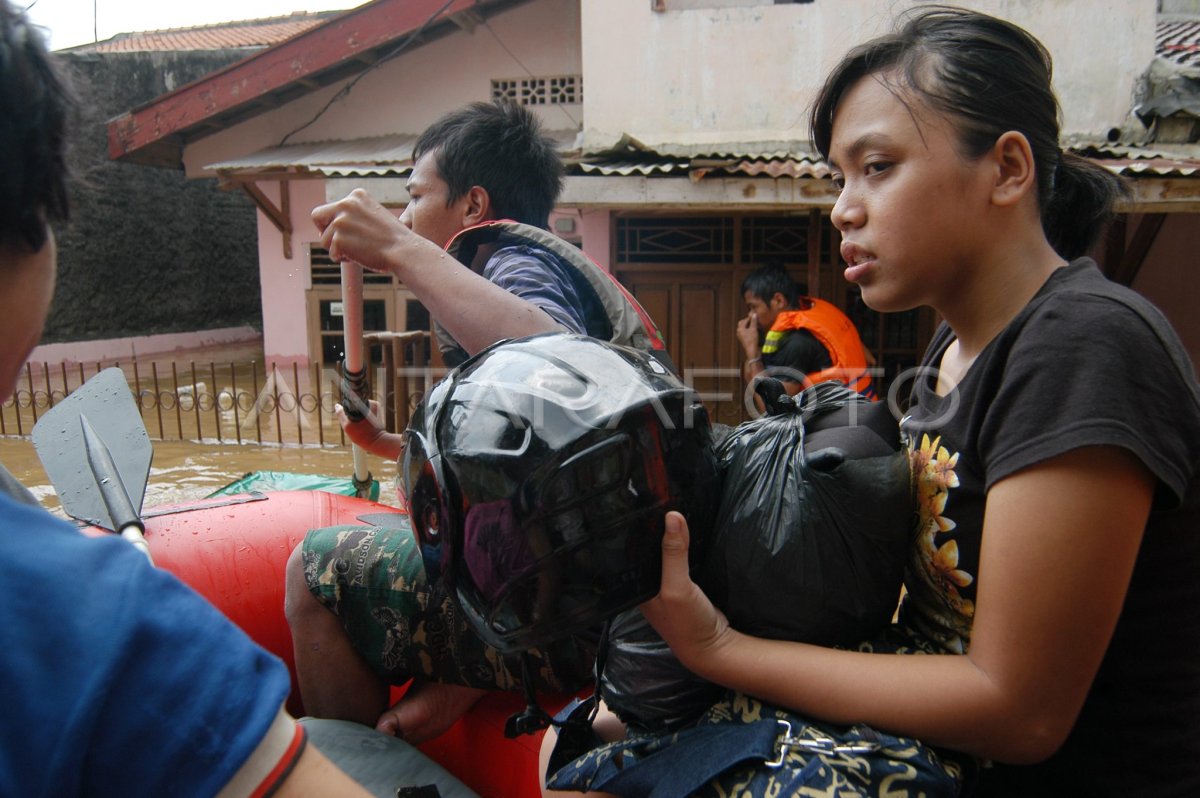 Evakuasi Banjir Antara Foto