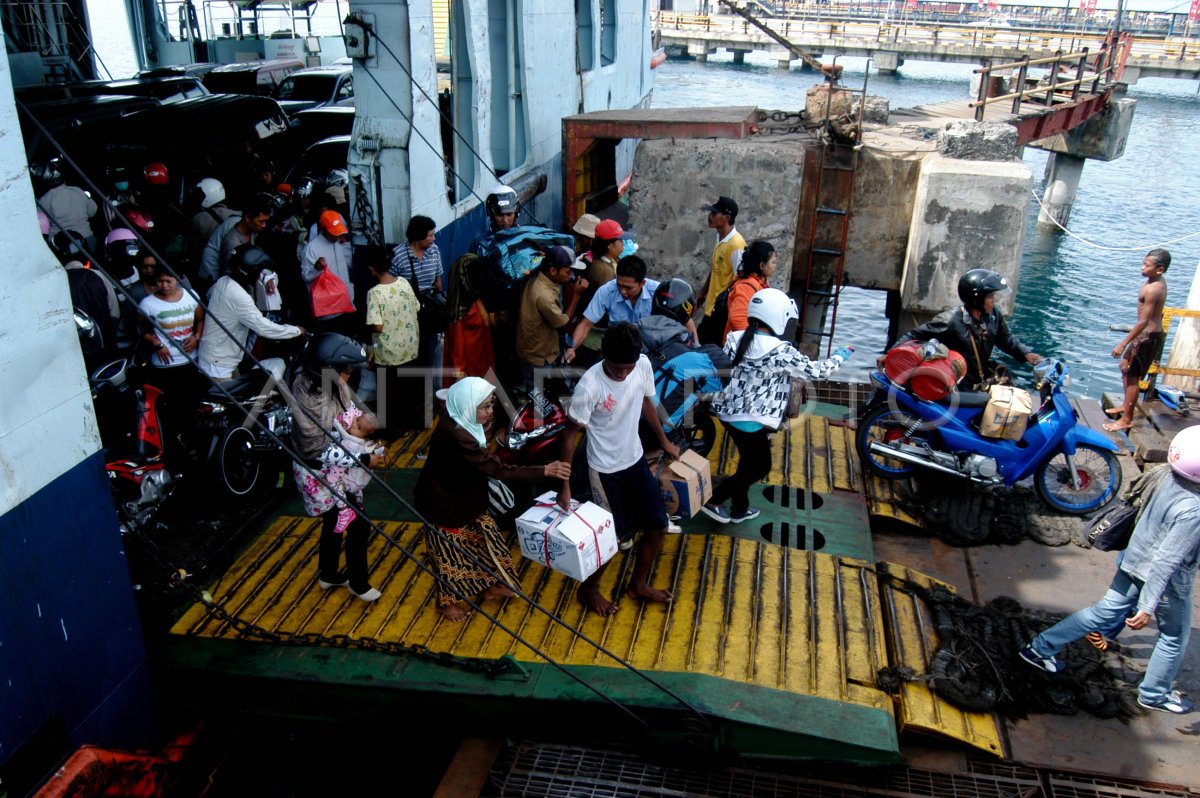 PELABUHAN KETAPANG | ANTARA Foto