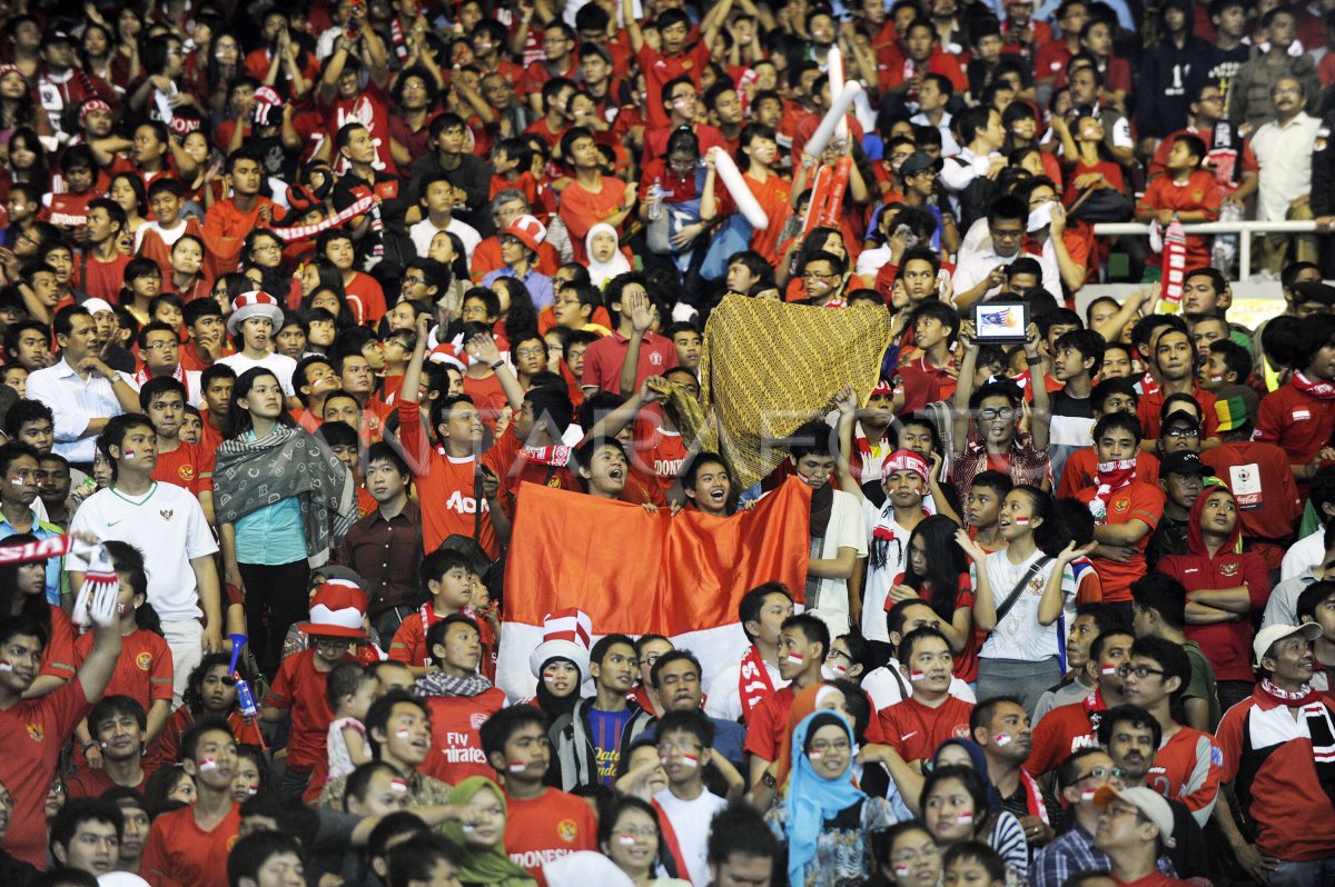 Suporter Timnas Indonesia di stadion