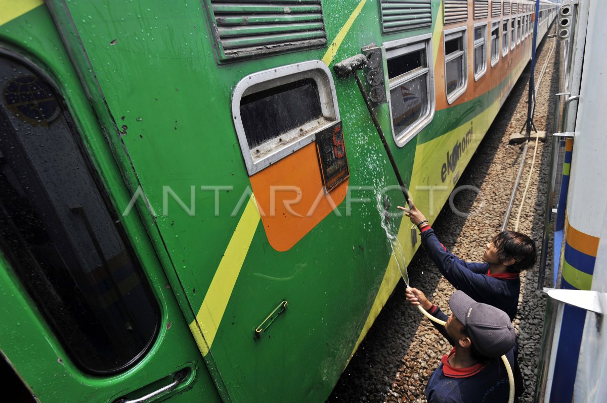 Gerbong Tambahan Kereta Api Antara Foto