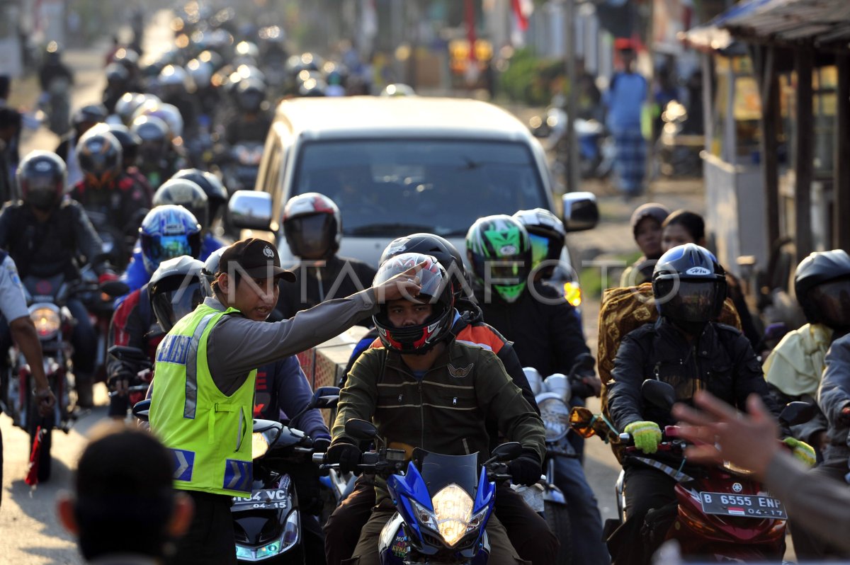 PEMUDIK MOTOR DIALIHKAN | ANTARA Foto