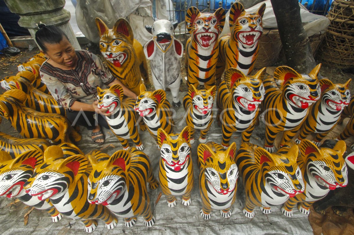 CELENGAN TANAH LIAT | ANTARA Foto