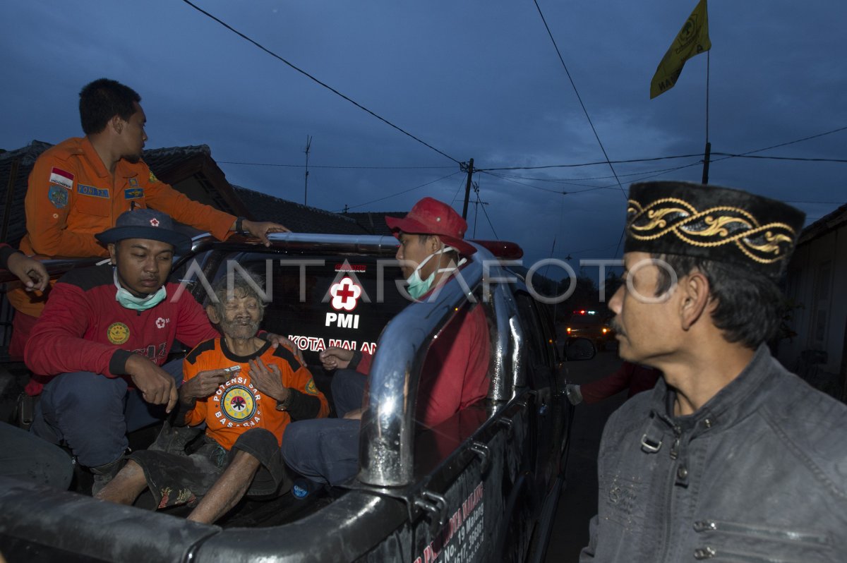 EVAKUASI ORANG SAKIT JIWA ANTARA Foto EVAKUASI ORANG SAKIT JIWA ANTARA Foto