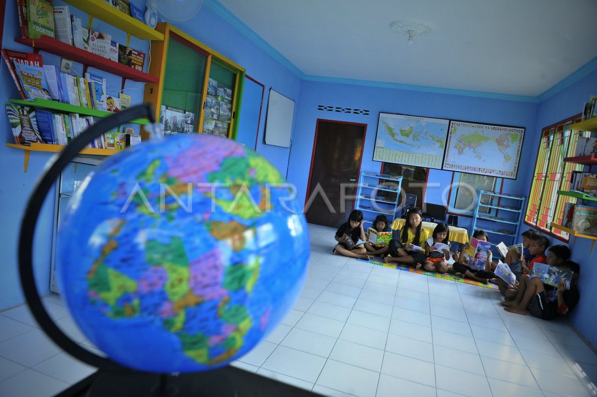 TAMAN BACA KAMPUNG ATAS AIR | ANTARA Foto