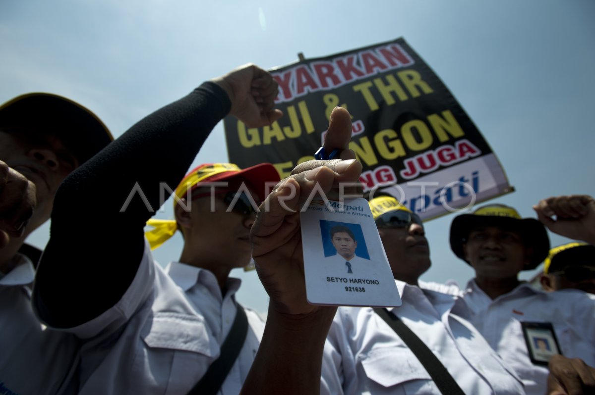 TUNTUT PEMBAYARAN UPAH | ANTARA Foto