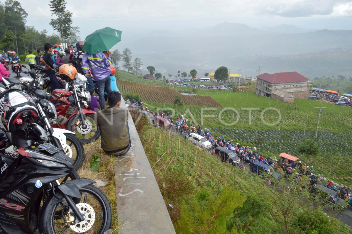 WISATAWAN TERJEBAK KEMACETAN | ANTARA Foto