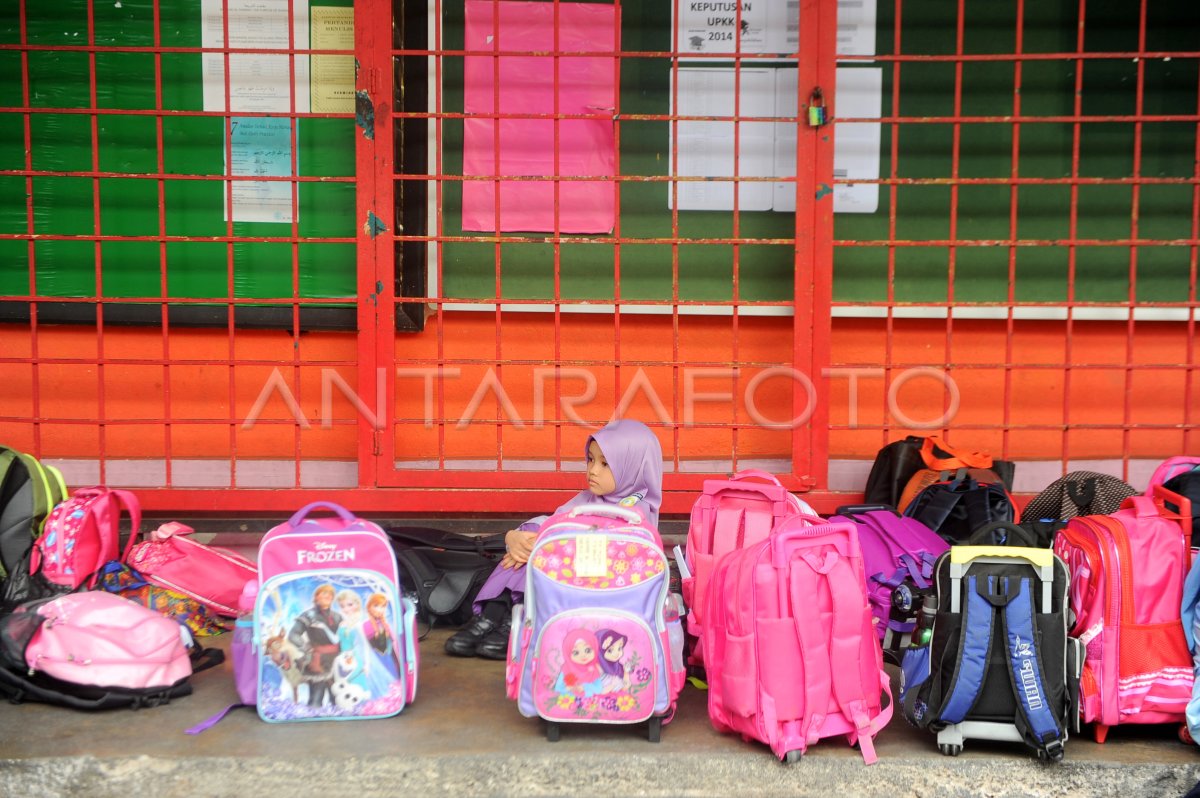 Hari Pertama Sekolah Antara Foto 3305