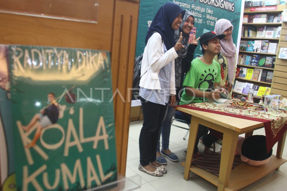 BUKU TERBARU RADITYA DIKA | ANTARA Foto