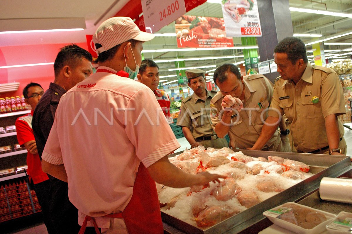 SIDAK MAKANAN KADALUARSA | ANTARA Foto