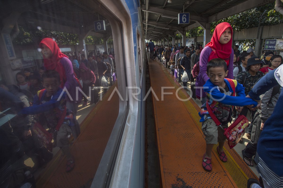 ARUS BALIK STASIUN PASAR SENEN | ANTARA Foto