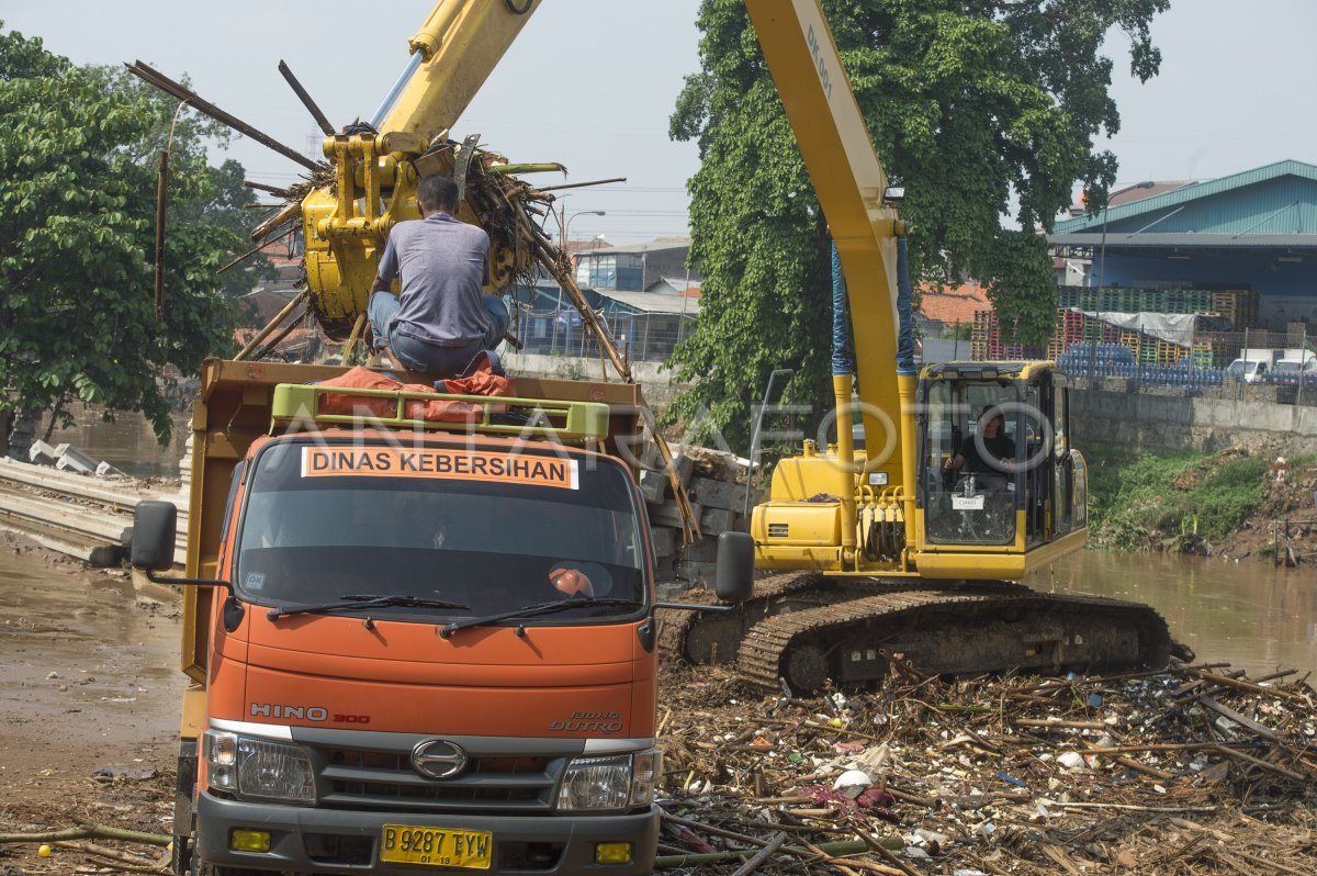 Bersihkan Sampah Ibukota Antara Foto