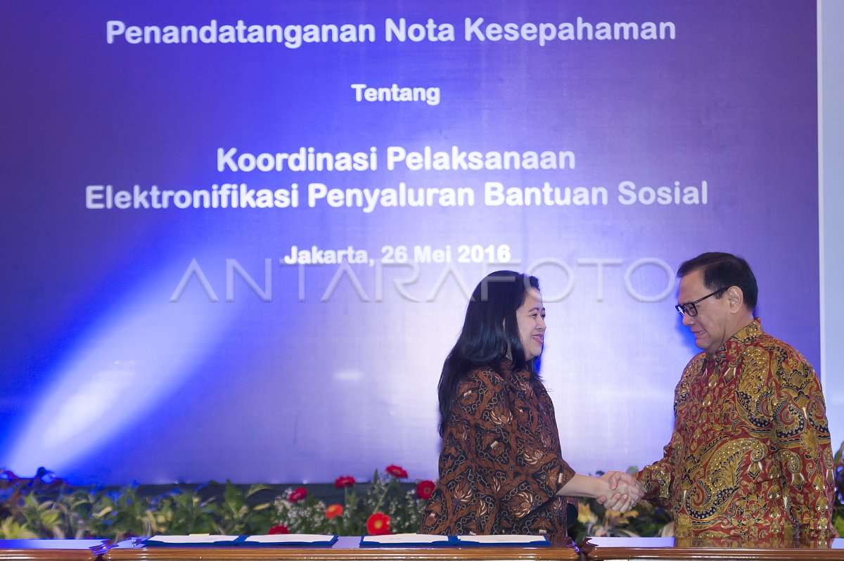 ELEKTRONIFIKASI PENYALURAN BANTUAN SOSIAL | ANTARA Foto