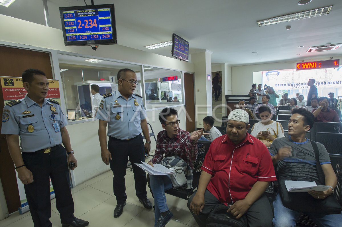 PEMERIKSAAN BERKAS PERMOHONAN PASPOR | ANTARA Foto