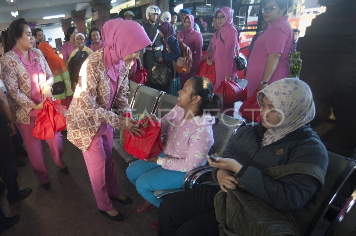 BERBAGI MAKANAN BUKA PUASA | ANTARA Foto