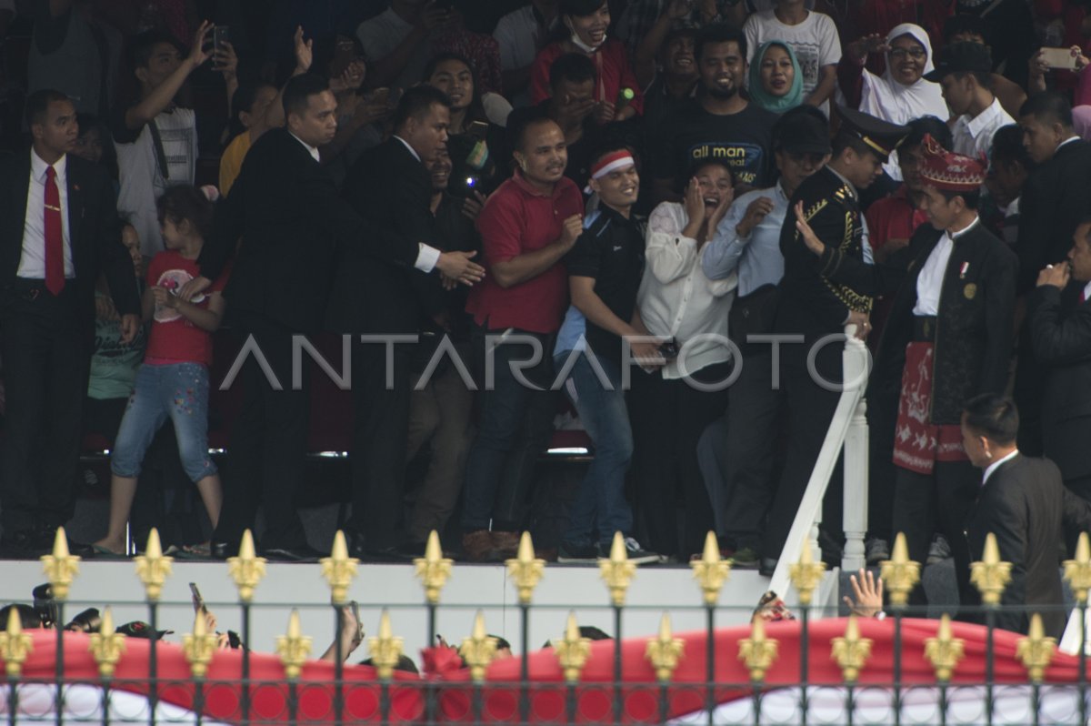 UPACARA PENURUNAN BENDERA | ANTARA Foto