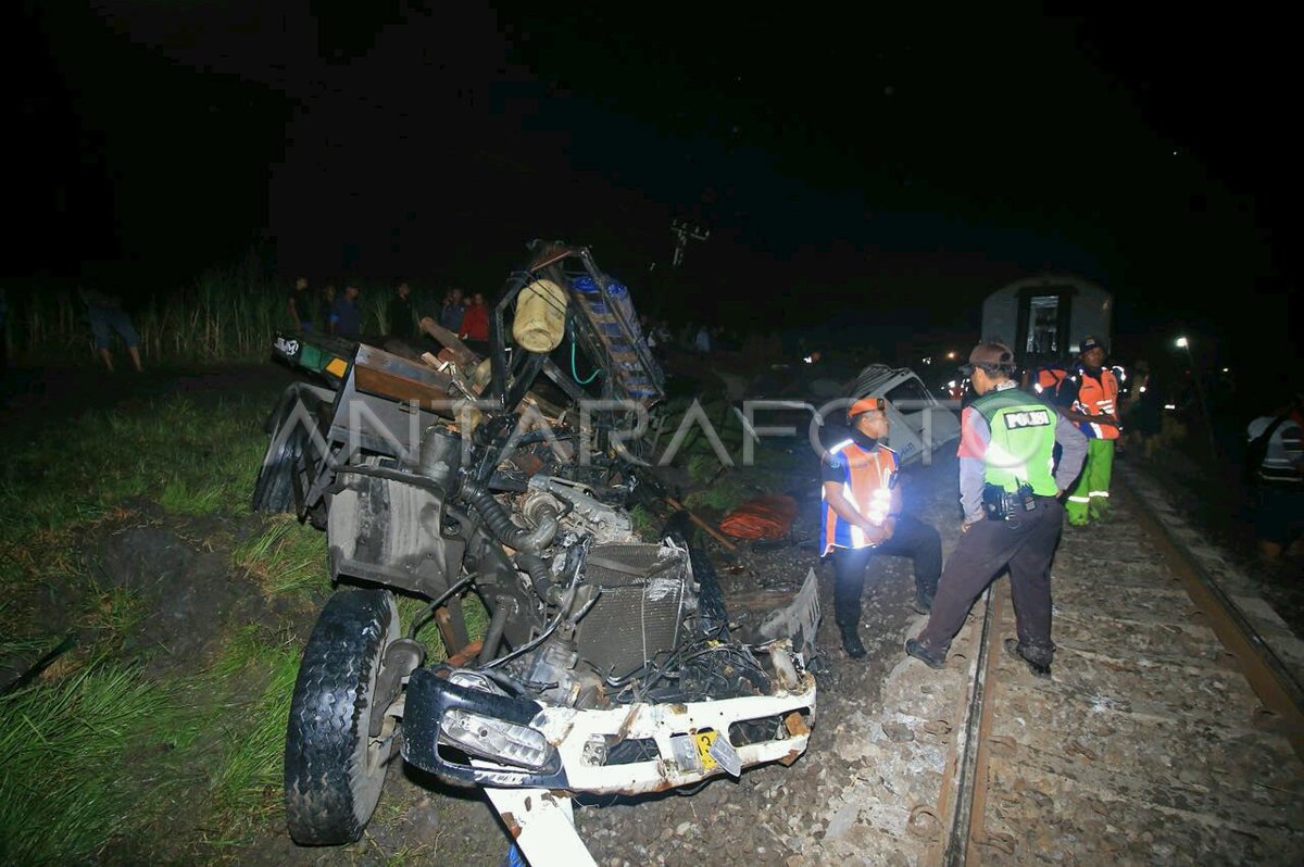 KECELAKAAN KERETA API SANCAKA | ANTARA Foto