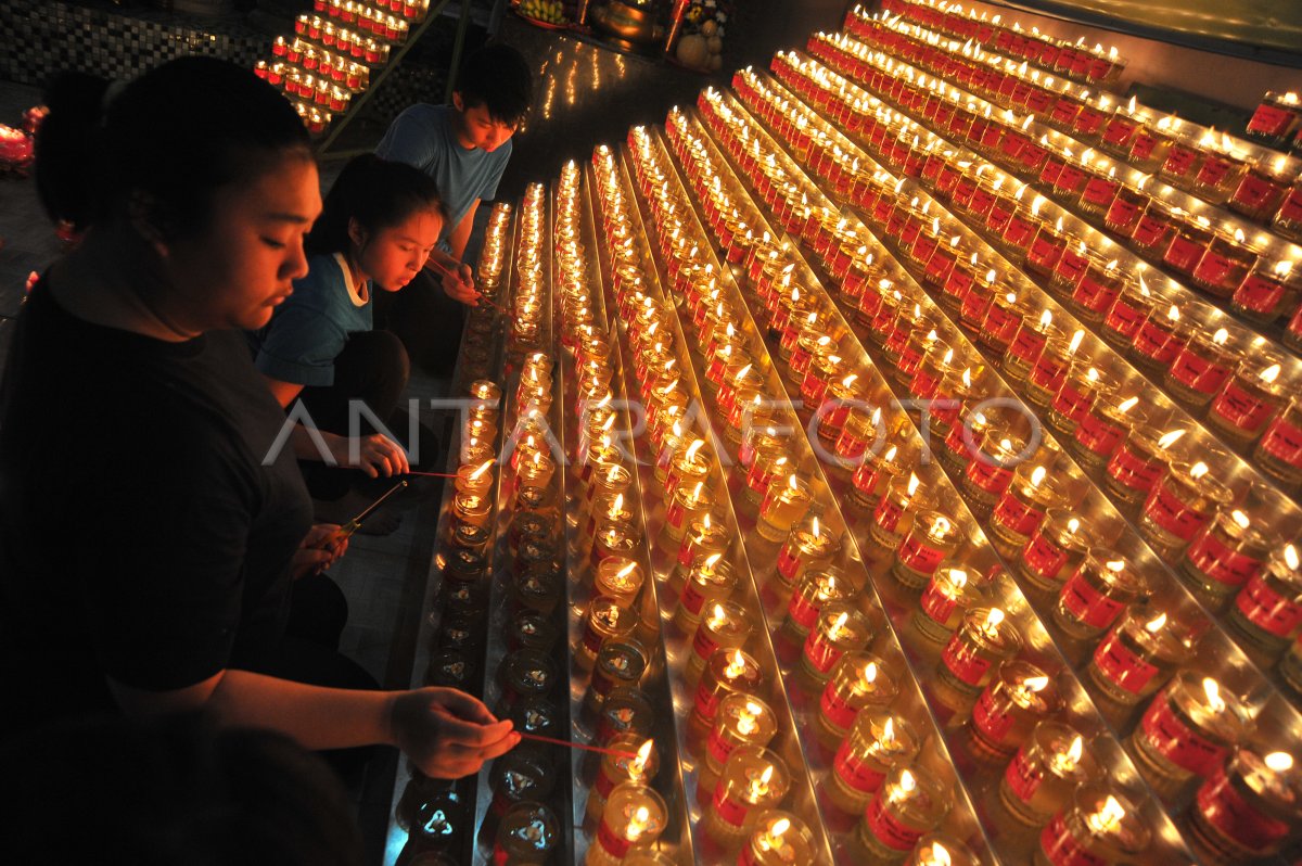 Penyalaan Lilin Pelita Waisak Di Palembang Antara Foto