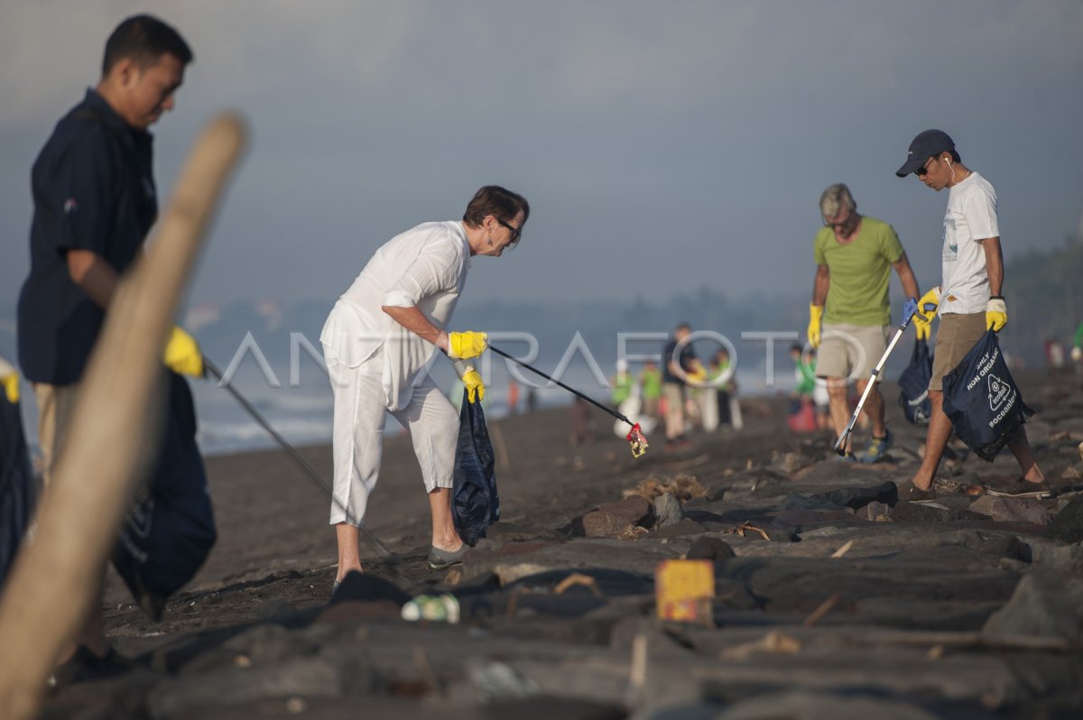 Pembersihan Sampah Pantai Bali Ntb Antara Foto