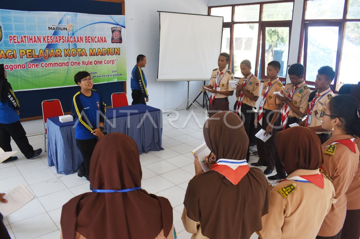 PELATIHAN KESIAPSIAGAAN BENCANA | ANTARA Foto