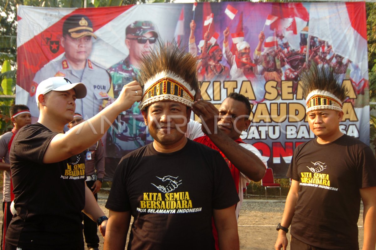 OLAHARAGA BERNYANYI BERSAMA PRAJURIT TNI DAN SISWA ASAL PAPUA | ANTARA Foto