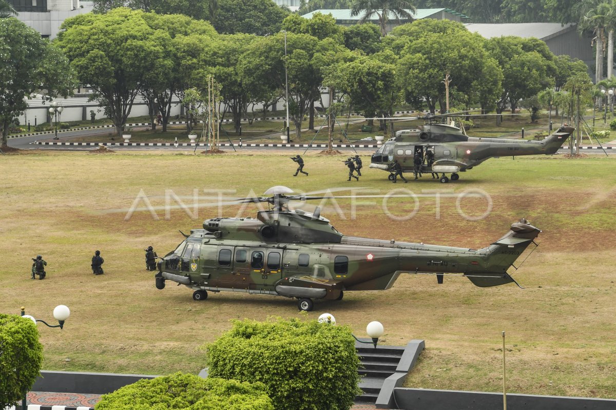 SIMULASI PENGAMANAN PELANTIKAN PRESIDEN DAN WAKIL PRESIDEN | ANTARA Foto