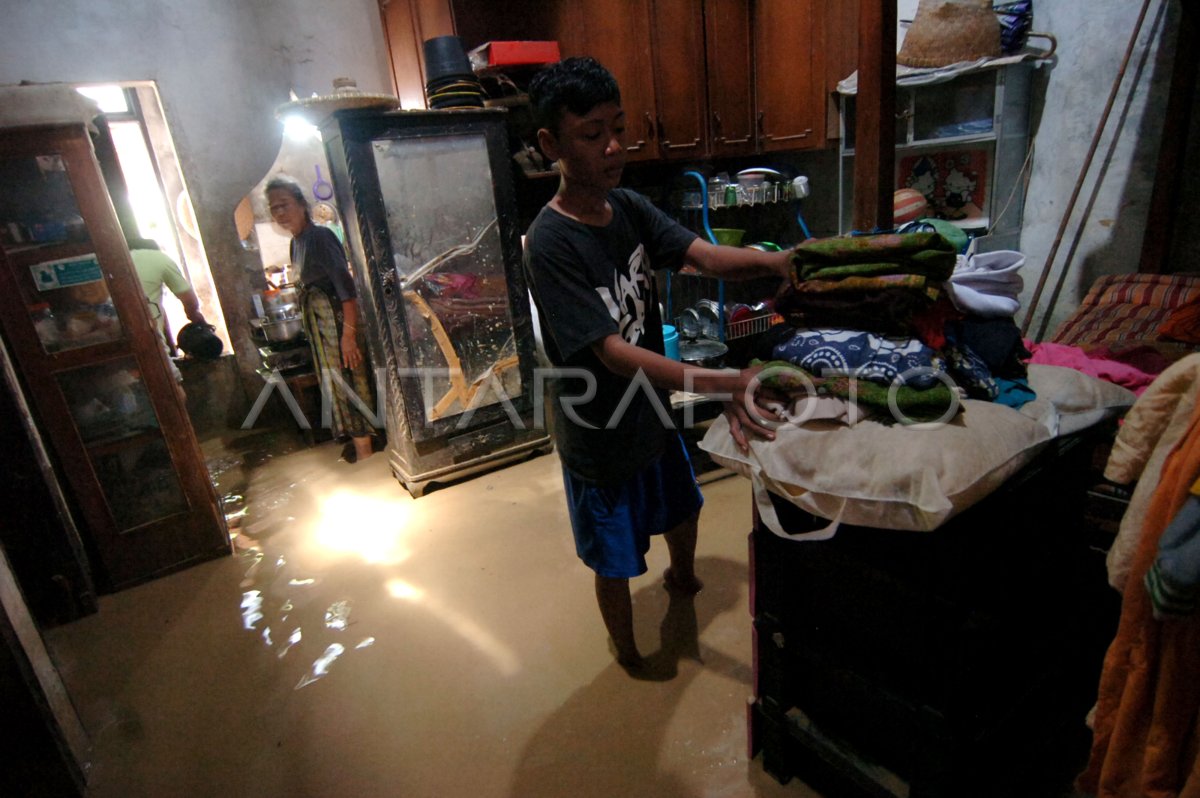 BERSIHKAN RUMAH PASCABANJIR | ANTARA Foto