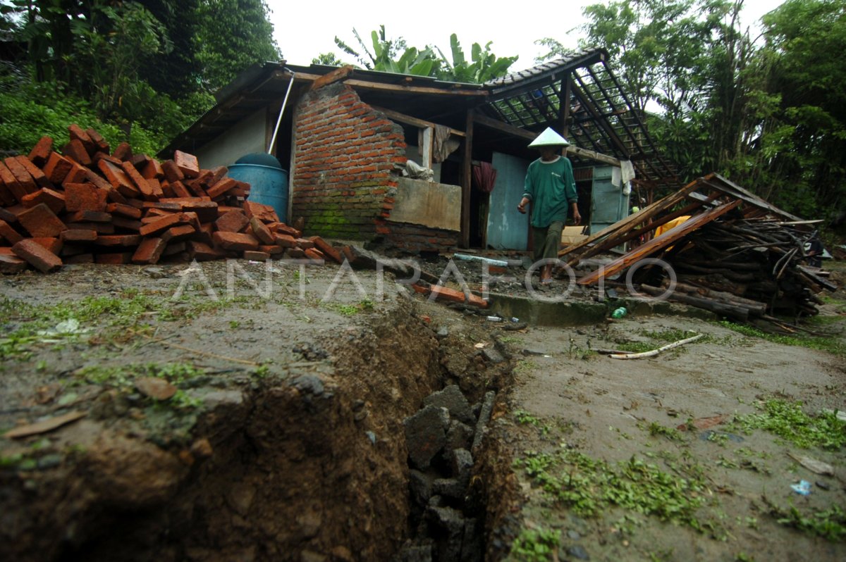 Rumah Rusak Akibat Pergerakan Tanah Antara Foto