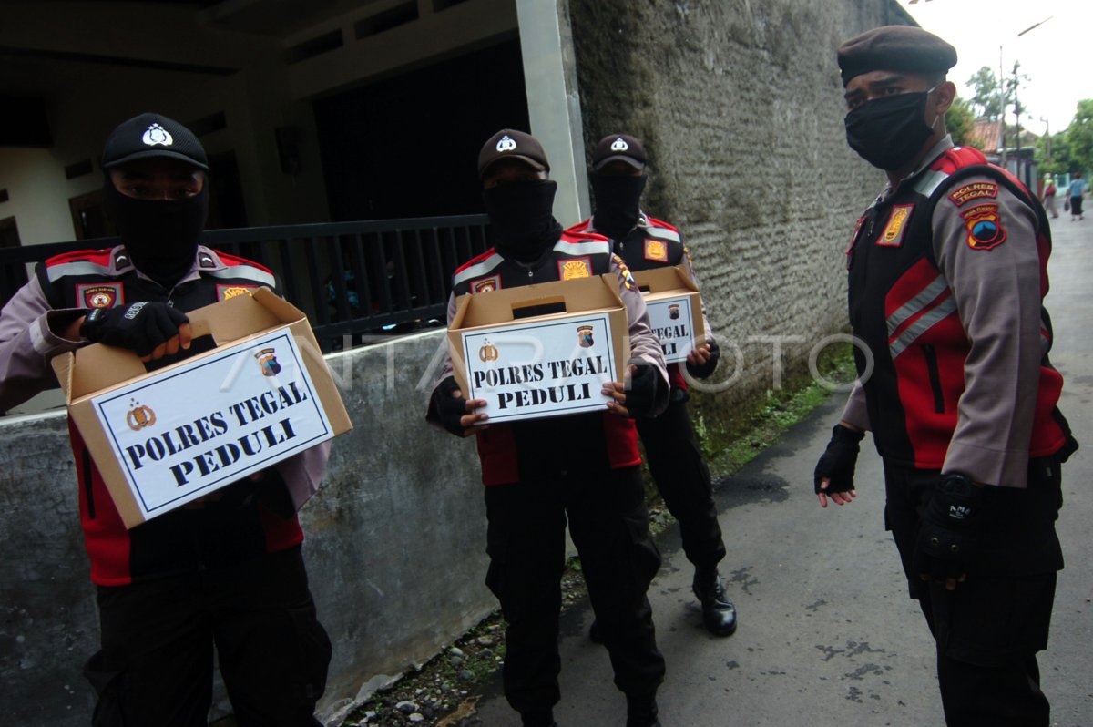 Pembagian Sembako Bagi Warga Terdampak Covid Antara Foto